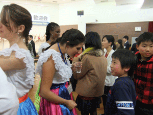 留学生と地元小学生の交流の様子