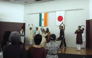 留学生が踊りを披露している様子
