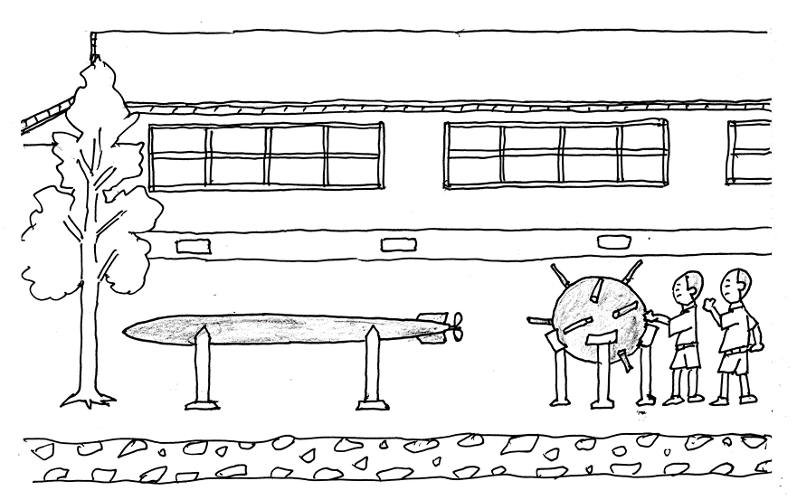 小学校の校庭に据えられた魚雷と機雷の画像