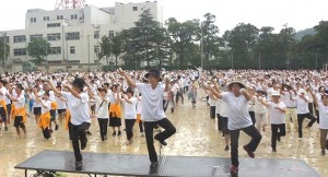 皿踊りでギネス世界記録に挑戦する様子