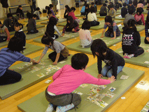 「ふるさと諫早かるた」普及推進事業で真剣にかるたをする子ども達