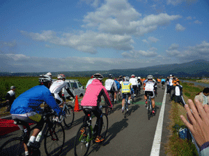 いさはや干拓フェスティバル「スポーツと食の祭典」で自転車に乗っている参加者の皆さん