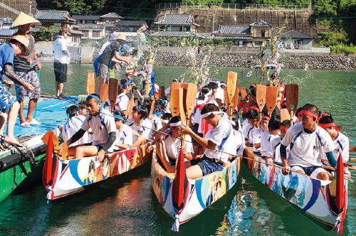 写真：江ノ浦子供ペーロン大会の風景