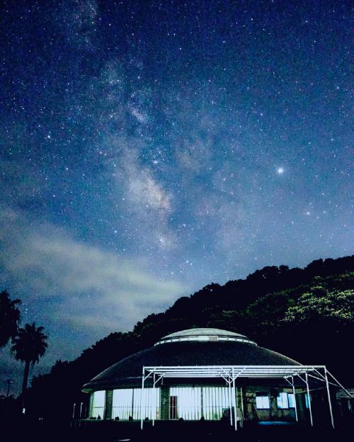 写真：結の浜マリンパークと星空の風景