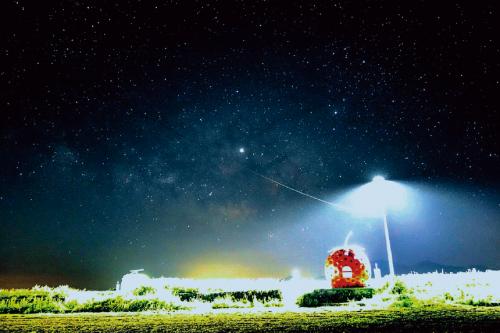 写真：フルーツバス停と星空の風景