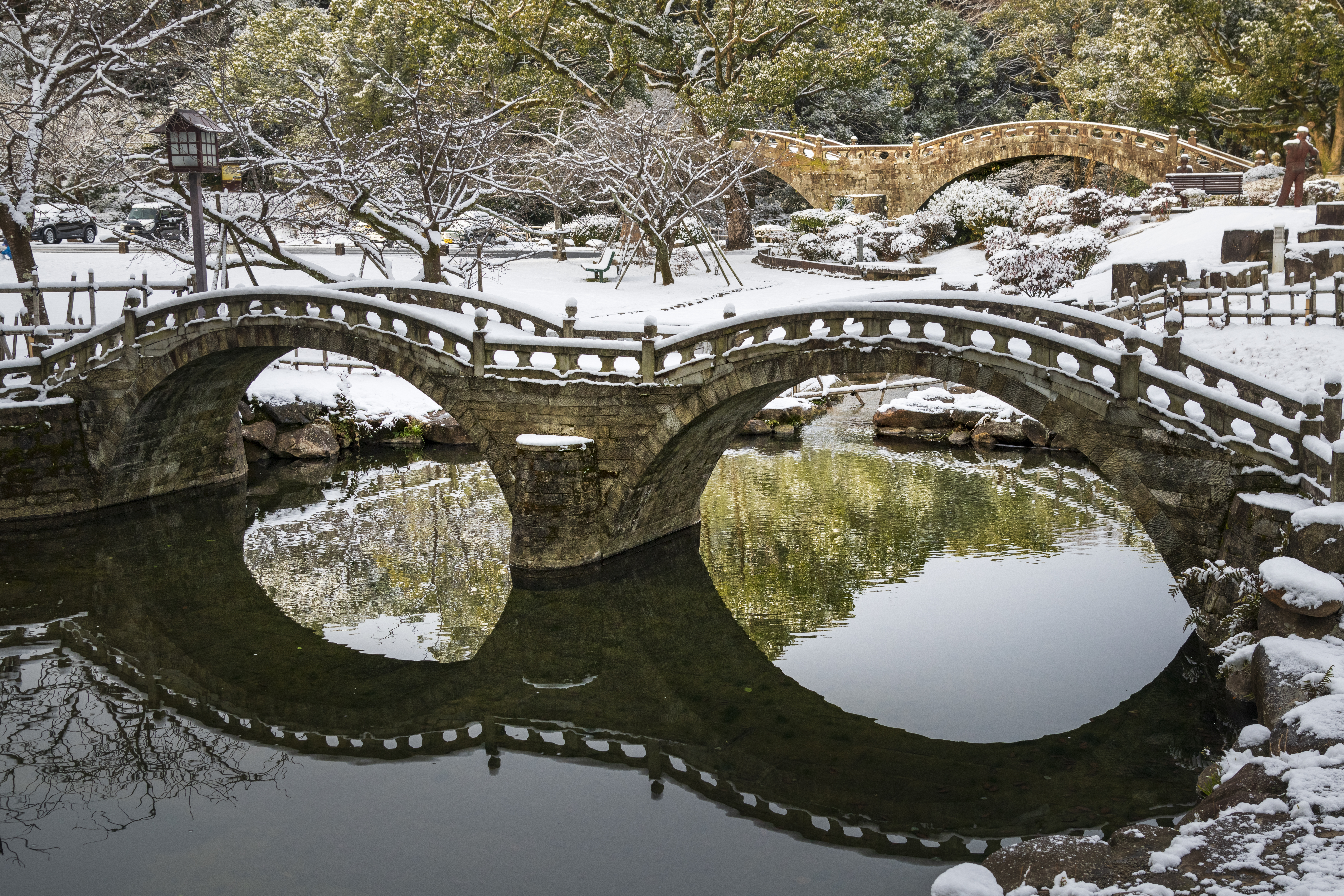 冬のミニ眼鏡橋と眼鏡橋の画像