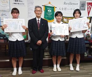 令和5年度選挙啓発標語募集の入選作品の表彰式