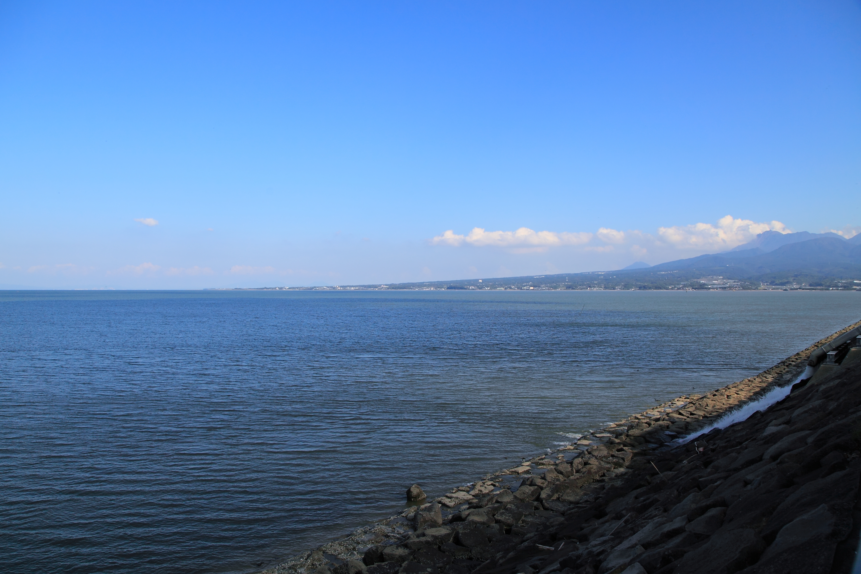 堤防道路からの海