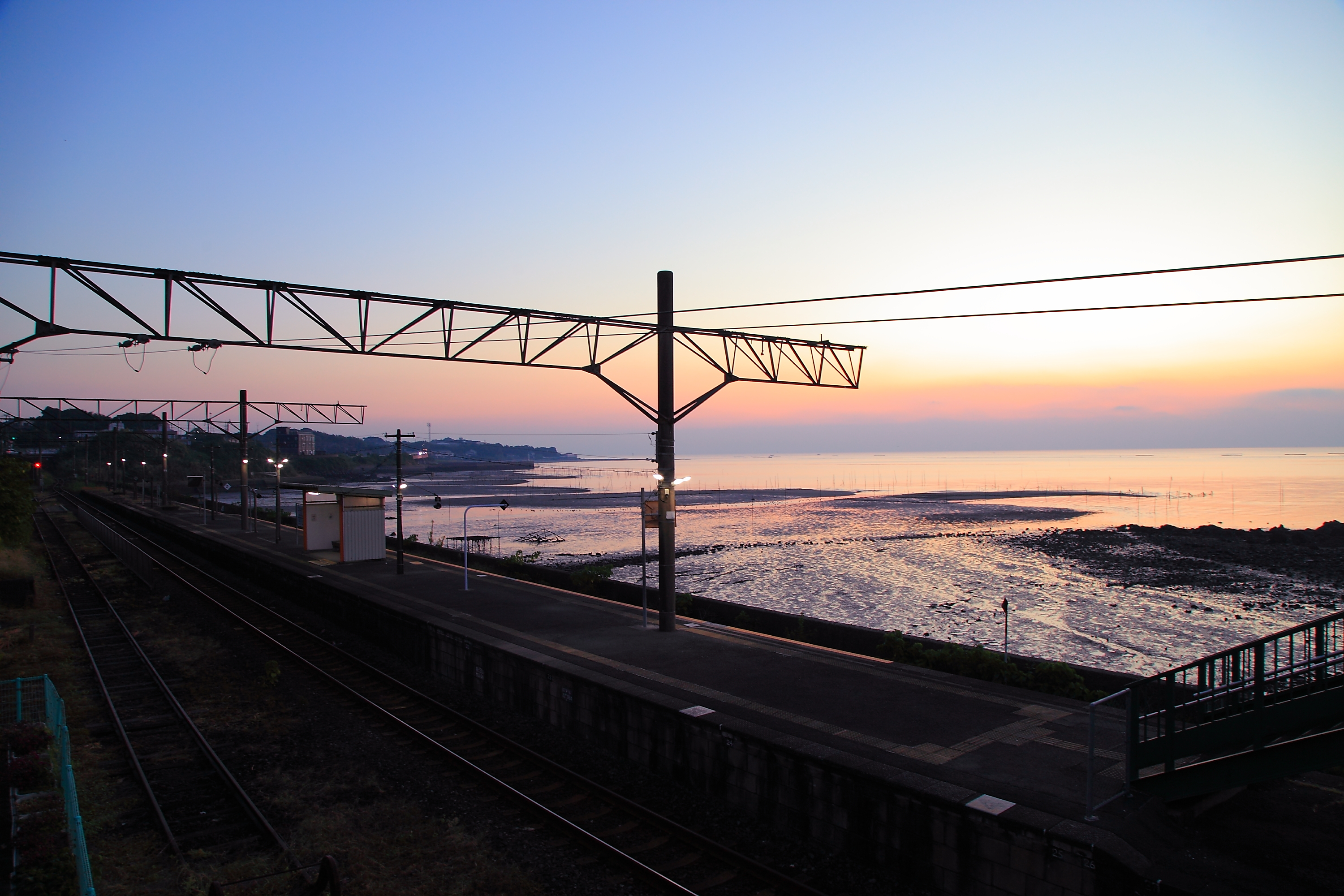 小長井駅と朝焼け