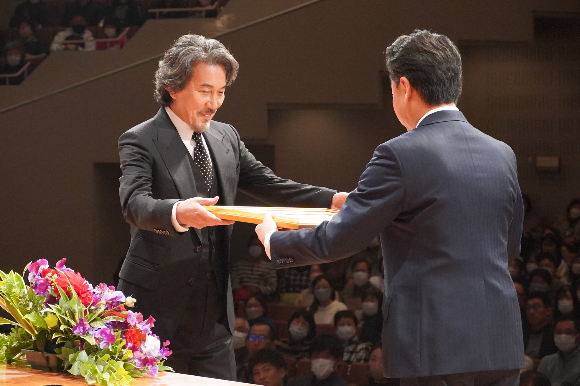 役所広司さんへ市民栄誉賞を授与