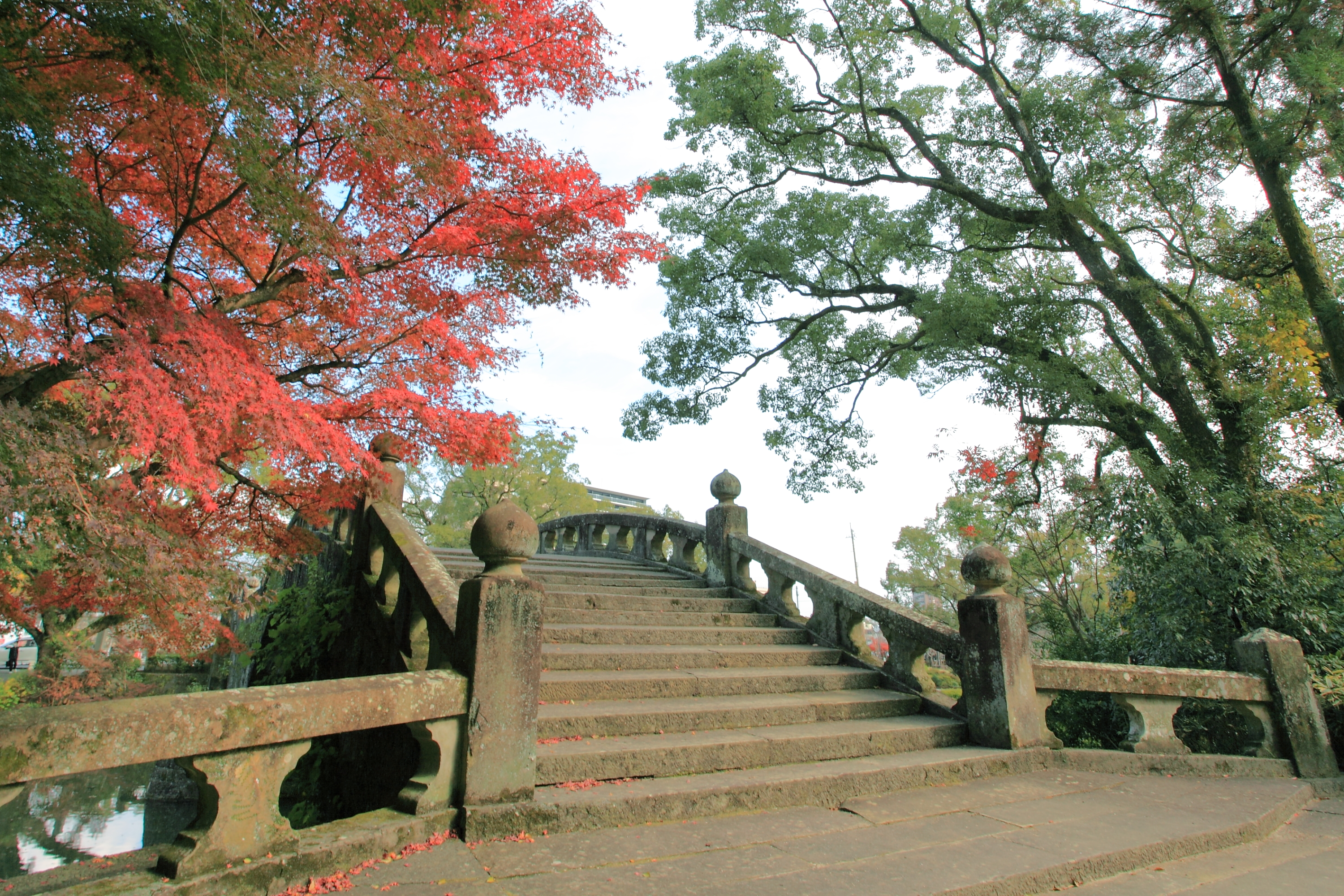 眼鏡橋と紅葉登り口