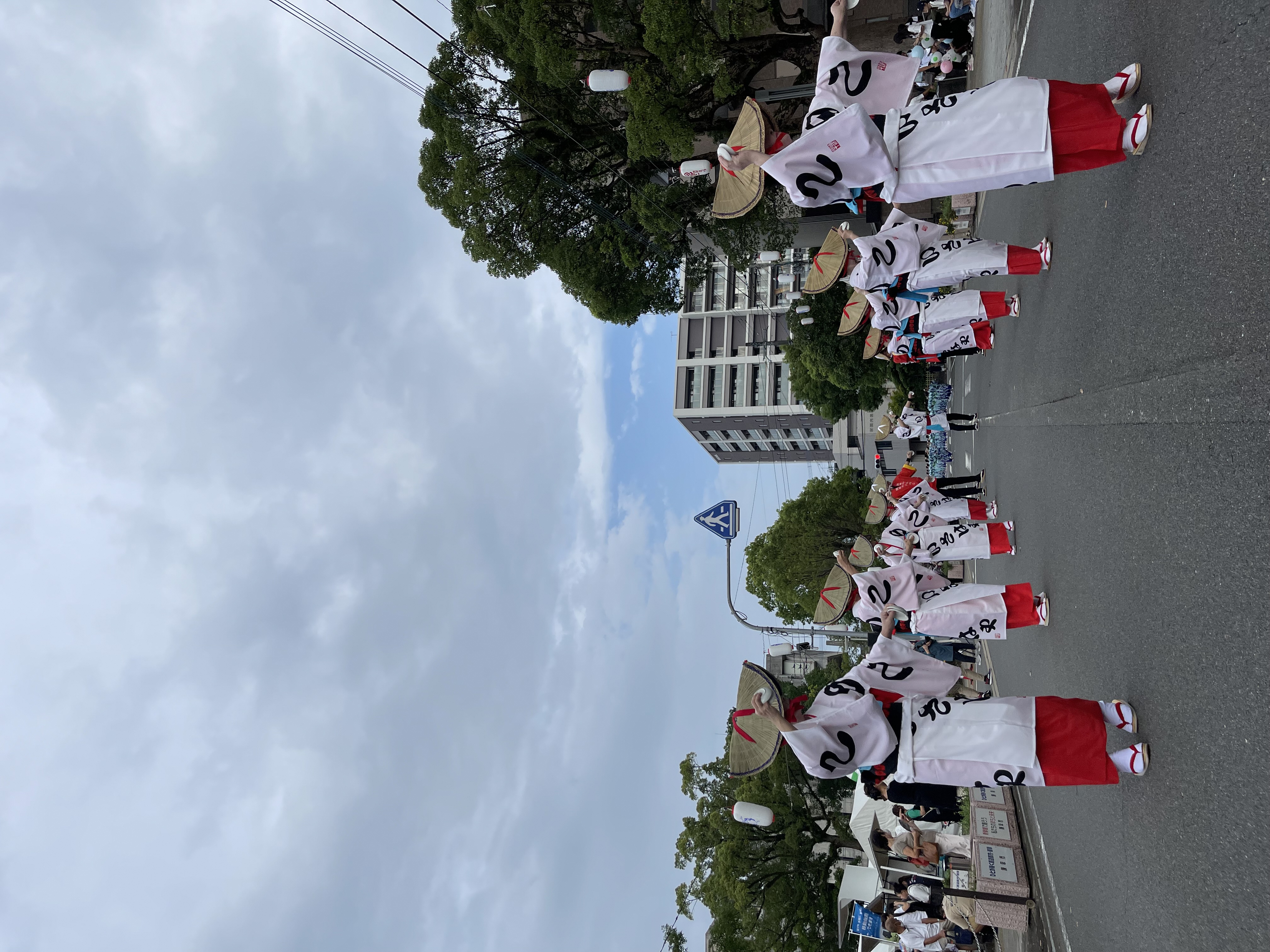 のんのこ皿踊り街踊りみち行き斜め向き