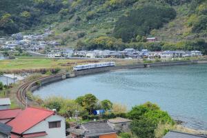 ふたつ星が走る多良見町の弓なりの線路