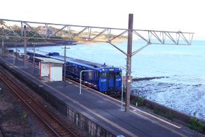 小長井駅青い列車