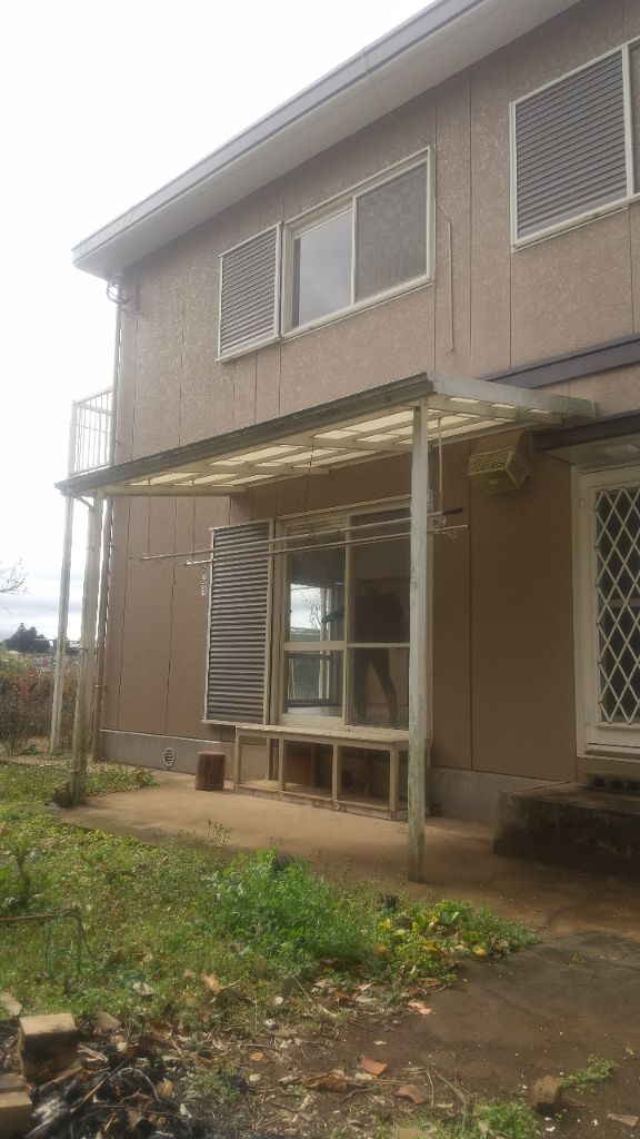 庭から家